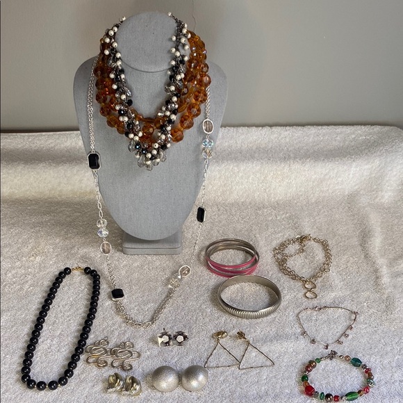 Vintage and Costume Jewelry Lot with Earrings, Necklaces, and Bracelets [1 lb] B - Picture 1 of 5